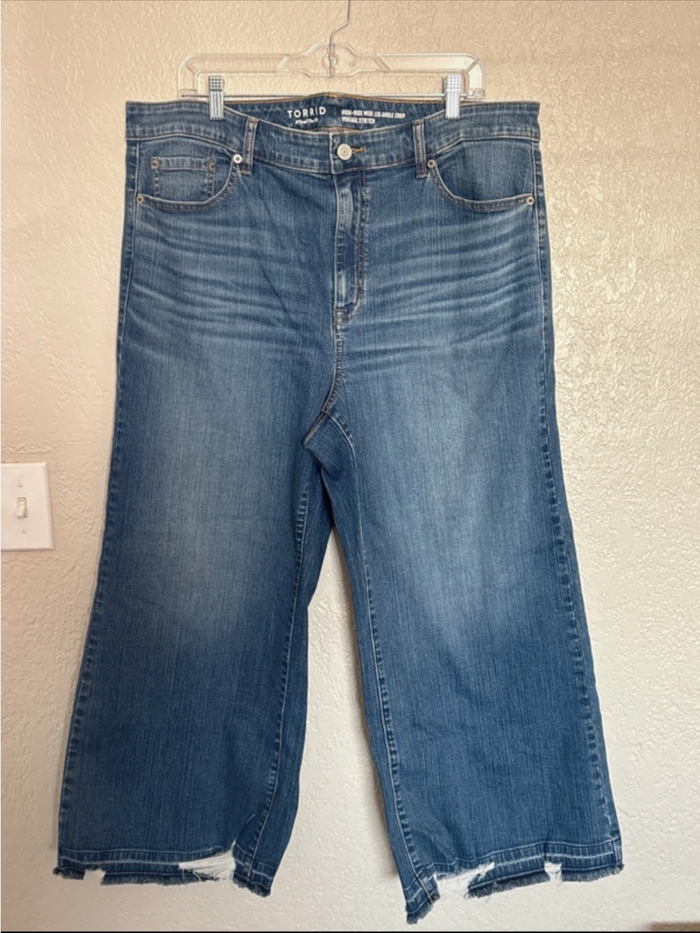 #T385 - NWOT- Torrid High-Rise Wide Leg Ankle Crop - 18W